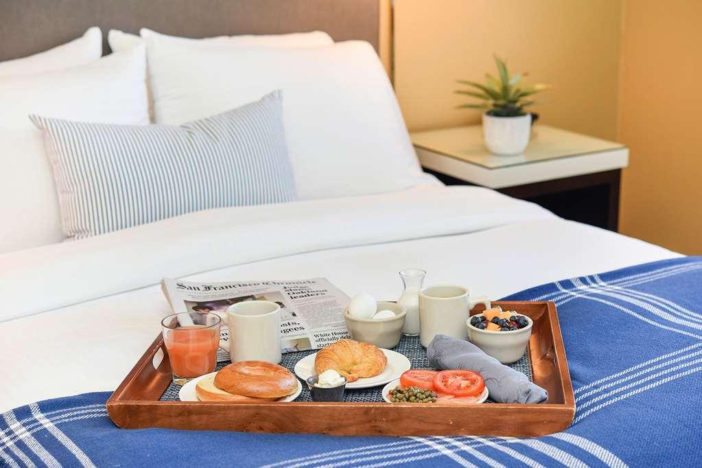 Waters Edge Hotel Тибурон Ресторант снимка